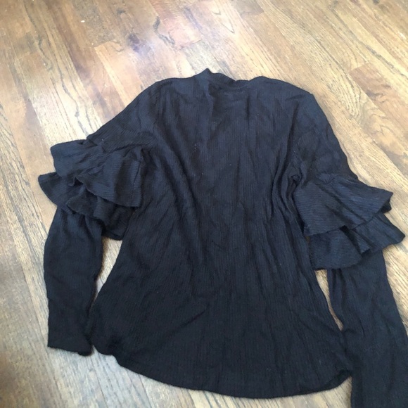Beautiful Lucca ruffle sleeve top M ☀️🖤⭐️ - Picture 2 of 4